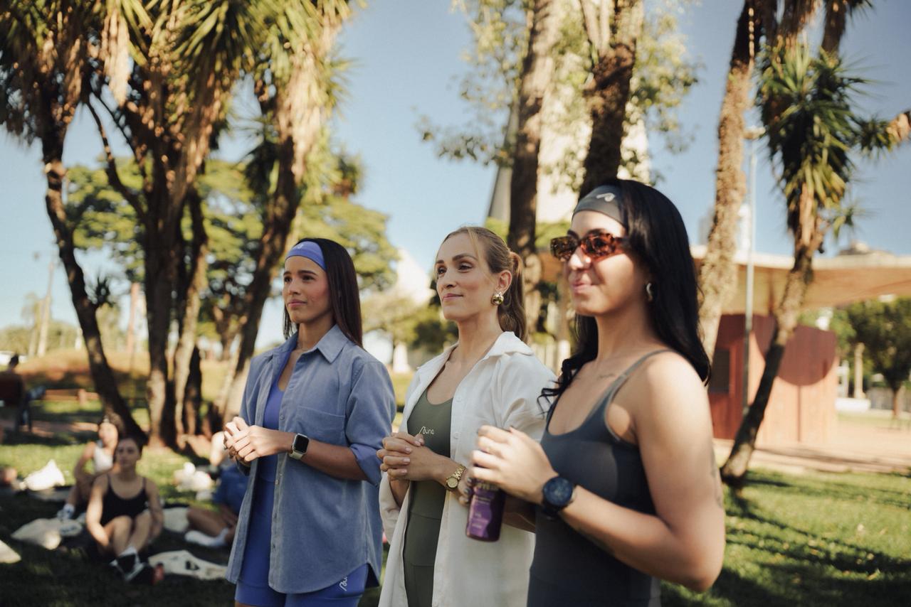 Mulheres em encontro ao ar livre